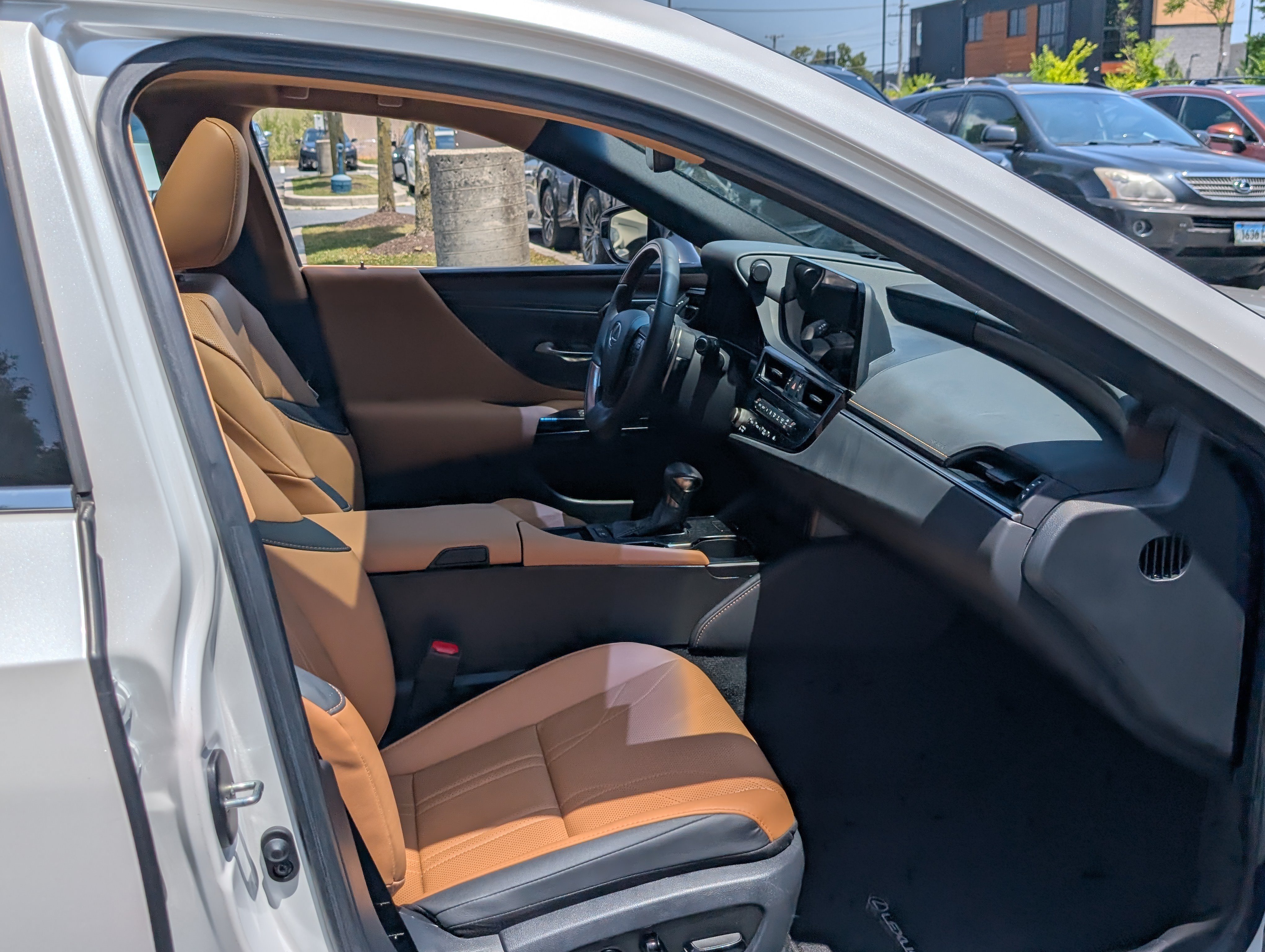 Used 2024 Lexus ES 300h Ultra Luxury w/ Accessory Package (Z2) FWD image 11