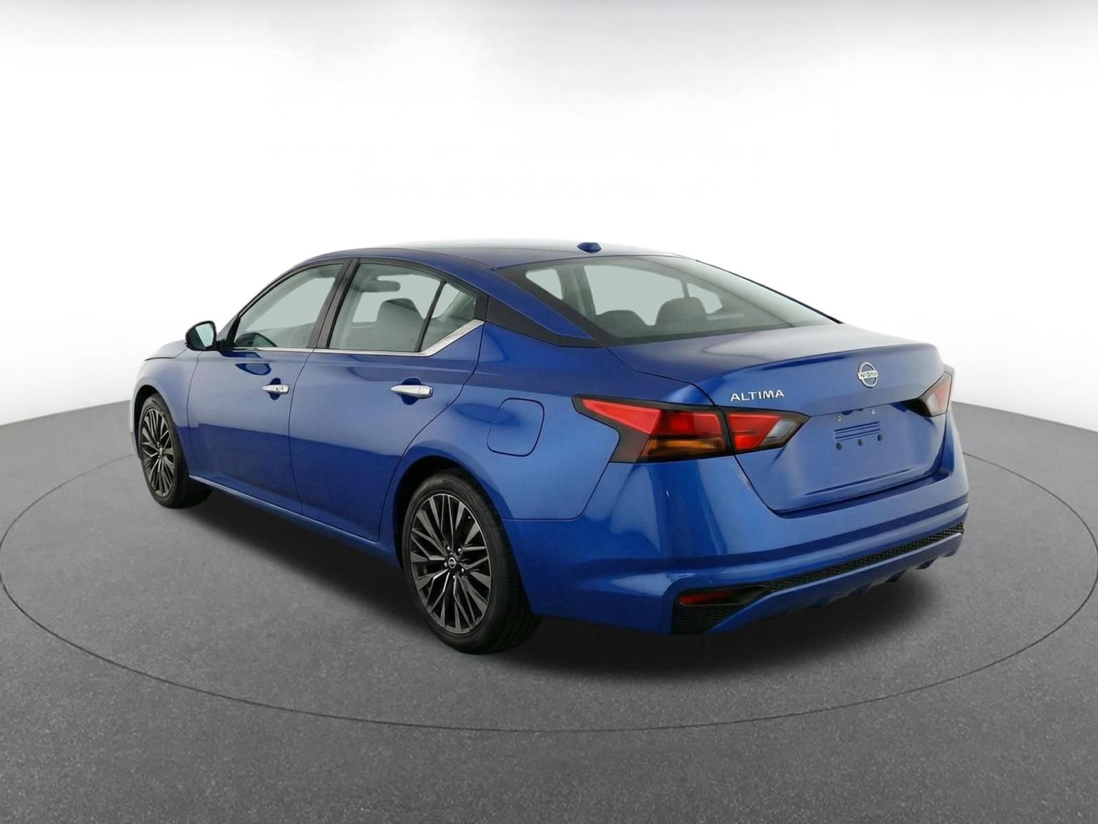Used 2025 Nissan Altima 2.5 SV FWD image 7