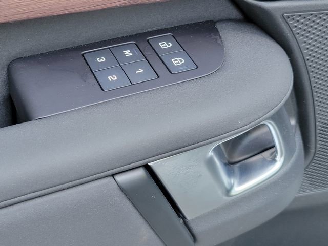 Used 2025 Land Rover Discovery Dynamic SE AWD/4WD image 29