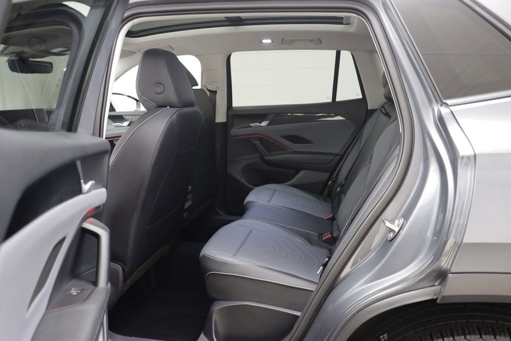 Used 2025 Volkswagen Tiguan SE w/ Panoramic Sunroof Package AWD/4WD image 14