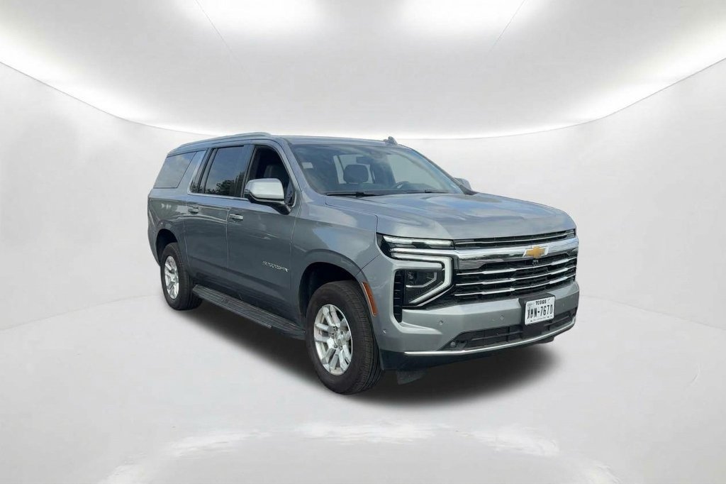 Used 2026 Chevrolet Suburban LT w/ Comfort Package AWD/4WD image 3