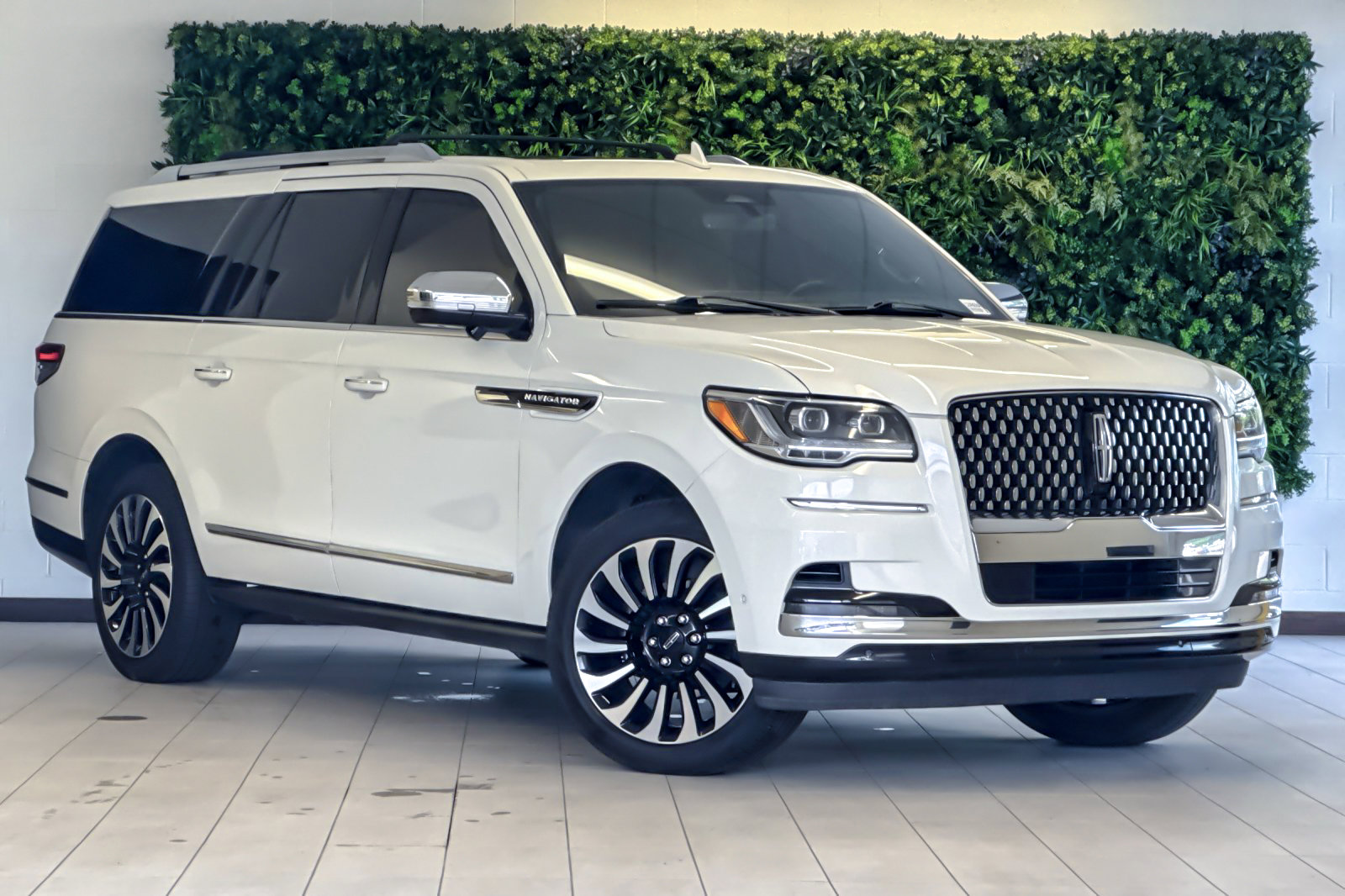 Used 2023 Lincoln Navigator L Black Label AWD/4WD image 2