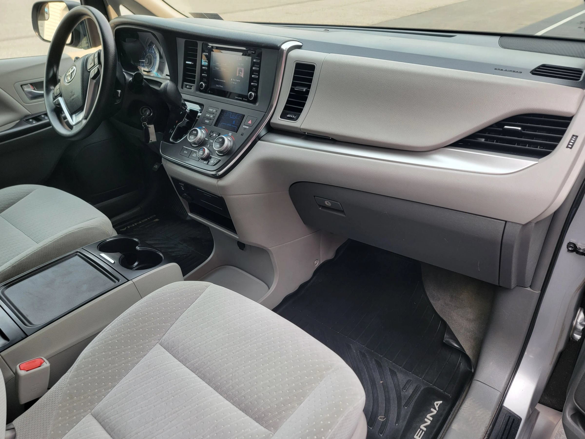 Used 2018 Toyota Sienna LE w/ Carpet Mat Package FWD image 17