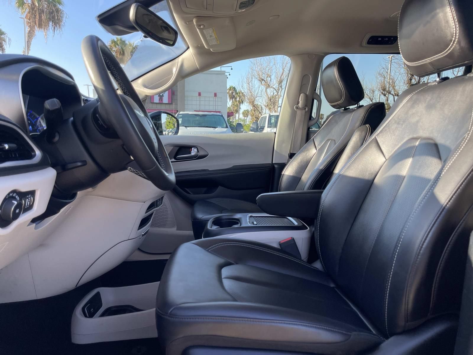 Used 2024 Chrysler Pacifica Limited FWD image 18