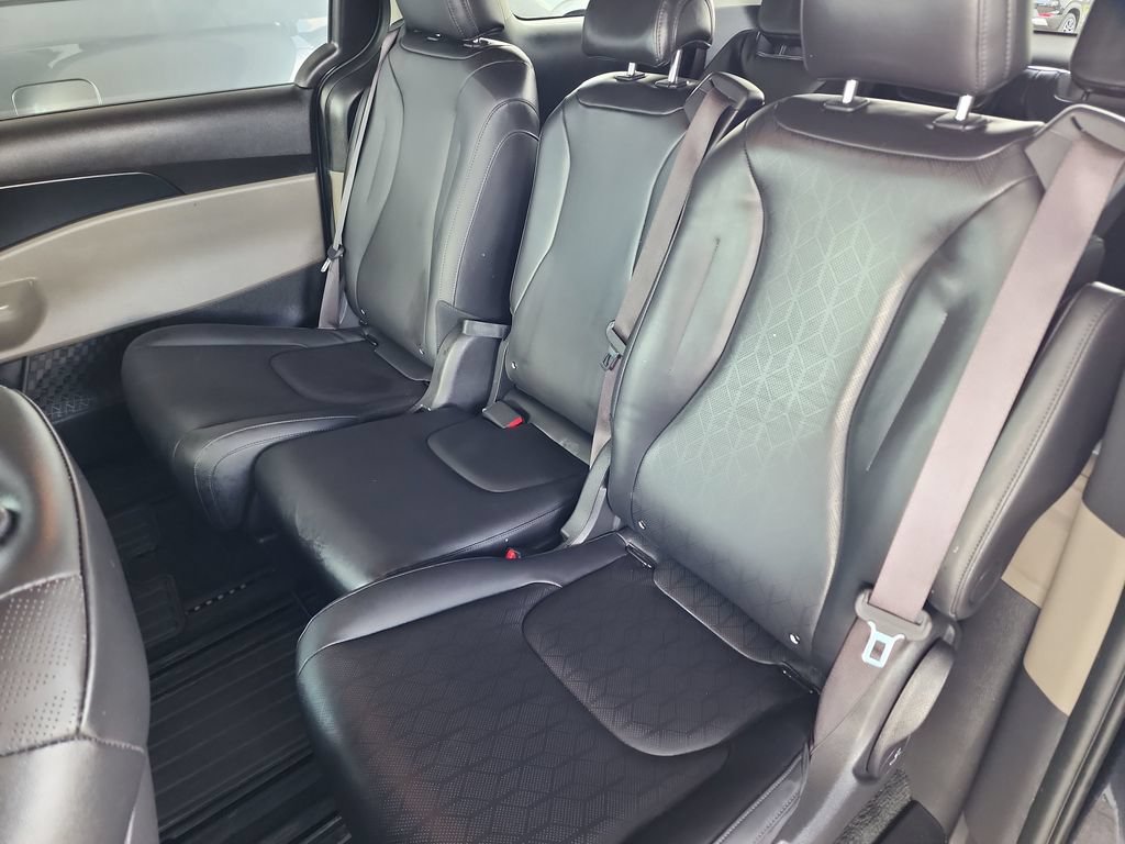 Used 2025 Kia Carnival FWD image 37