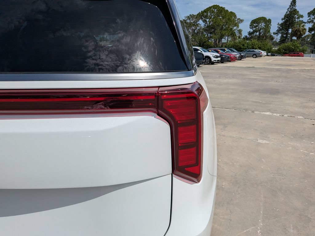 Certified 2026 Kia Carnival SX FWD image 11