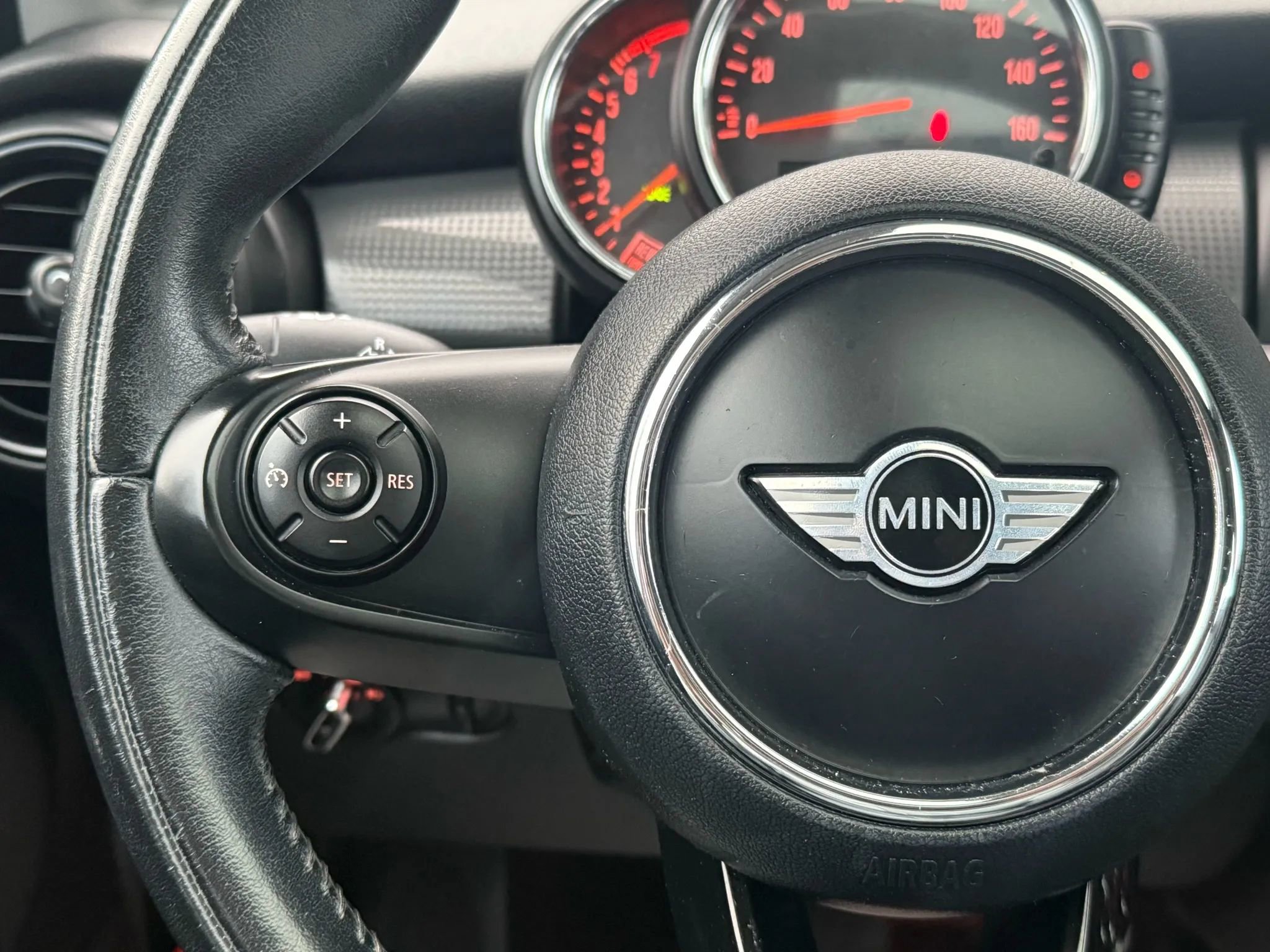 Used 2015 MINI Cooper 4-Door Hardtop image 29