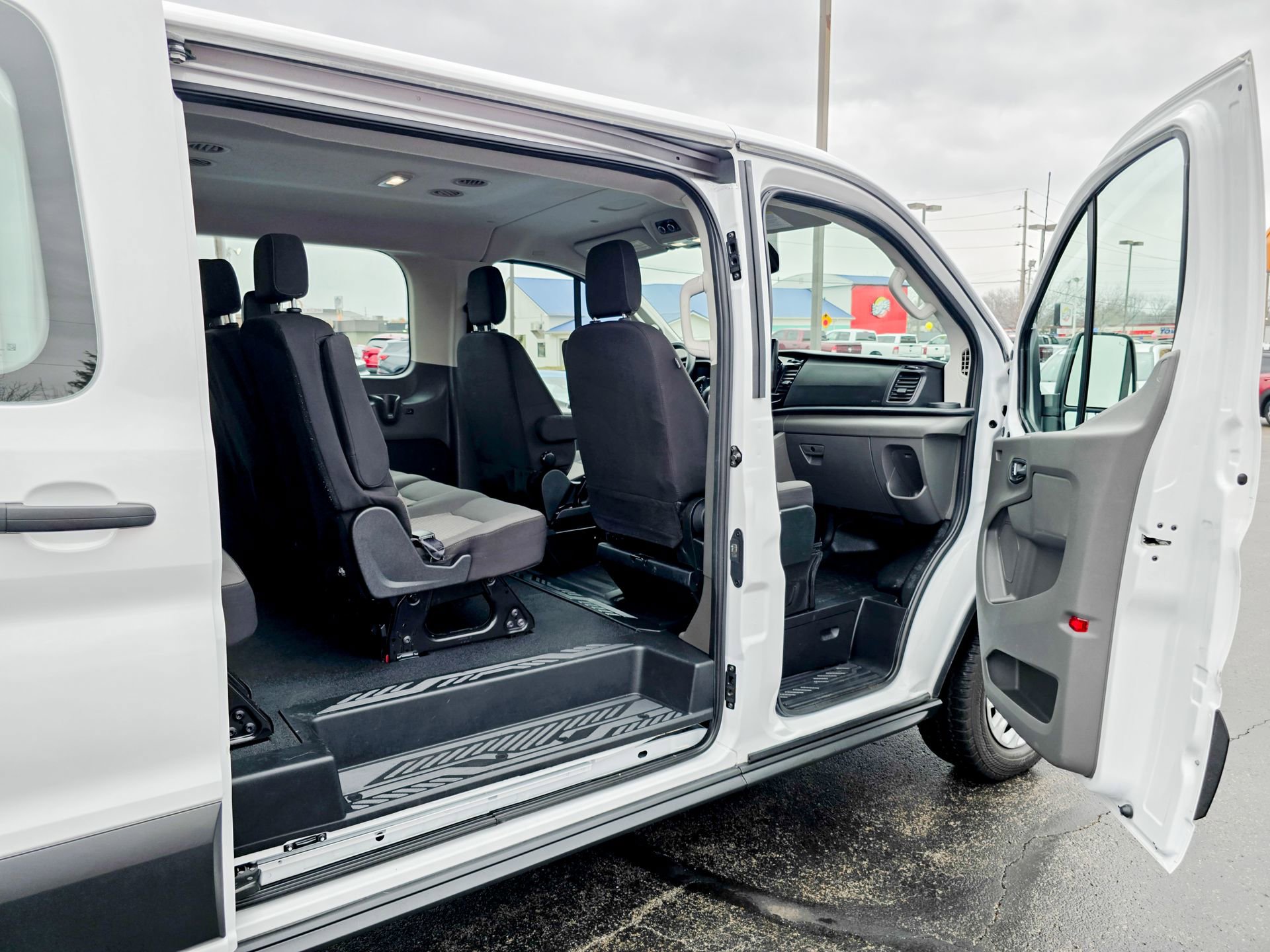 Used 2023 Ford Transit 350 XLT image 34