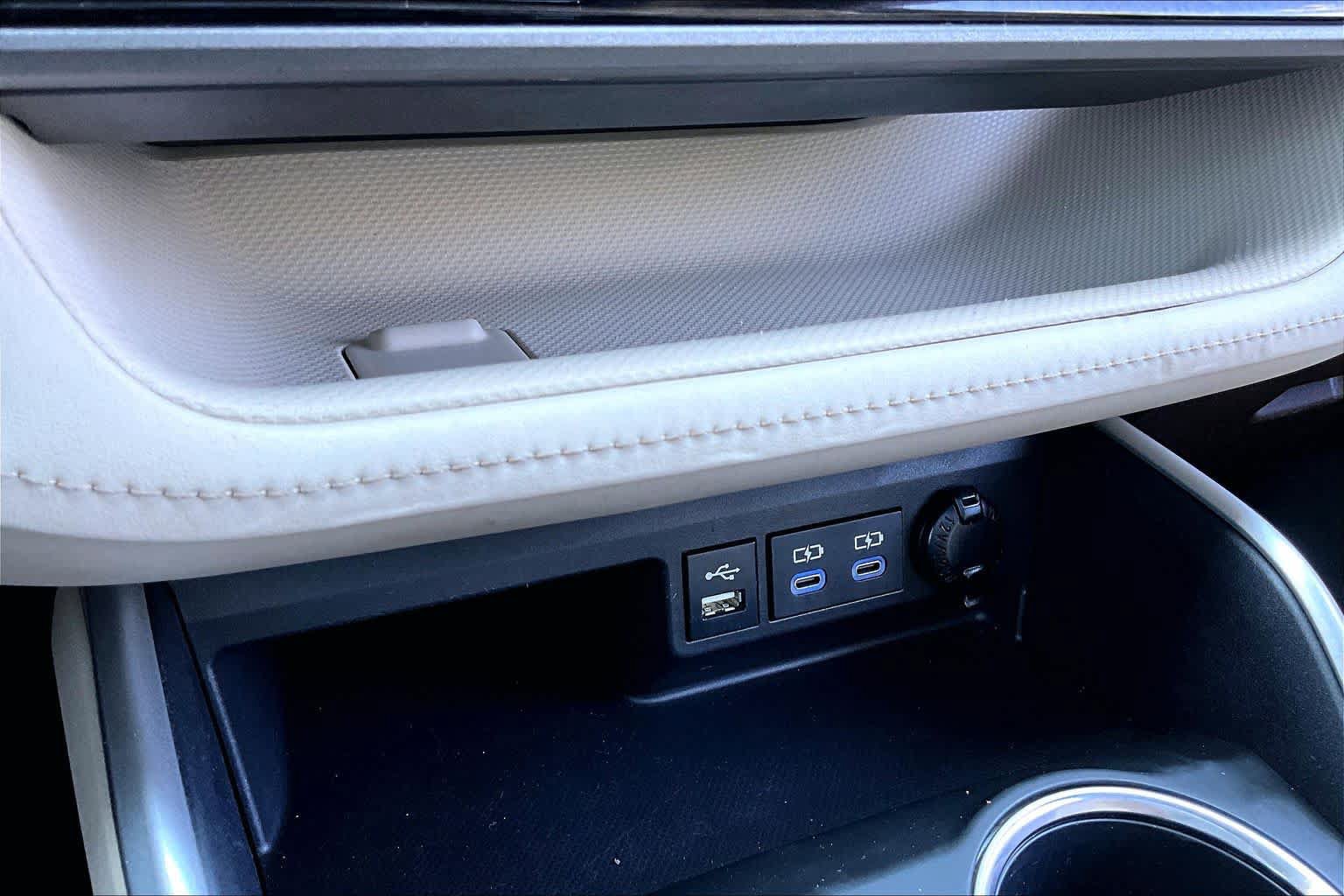 Used 2022 Toyota Highlander XLE AWD/4WD image 33