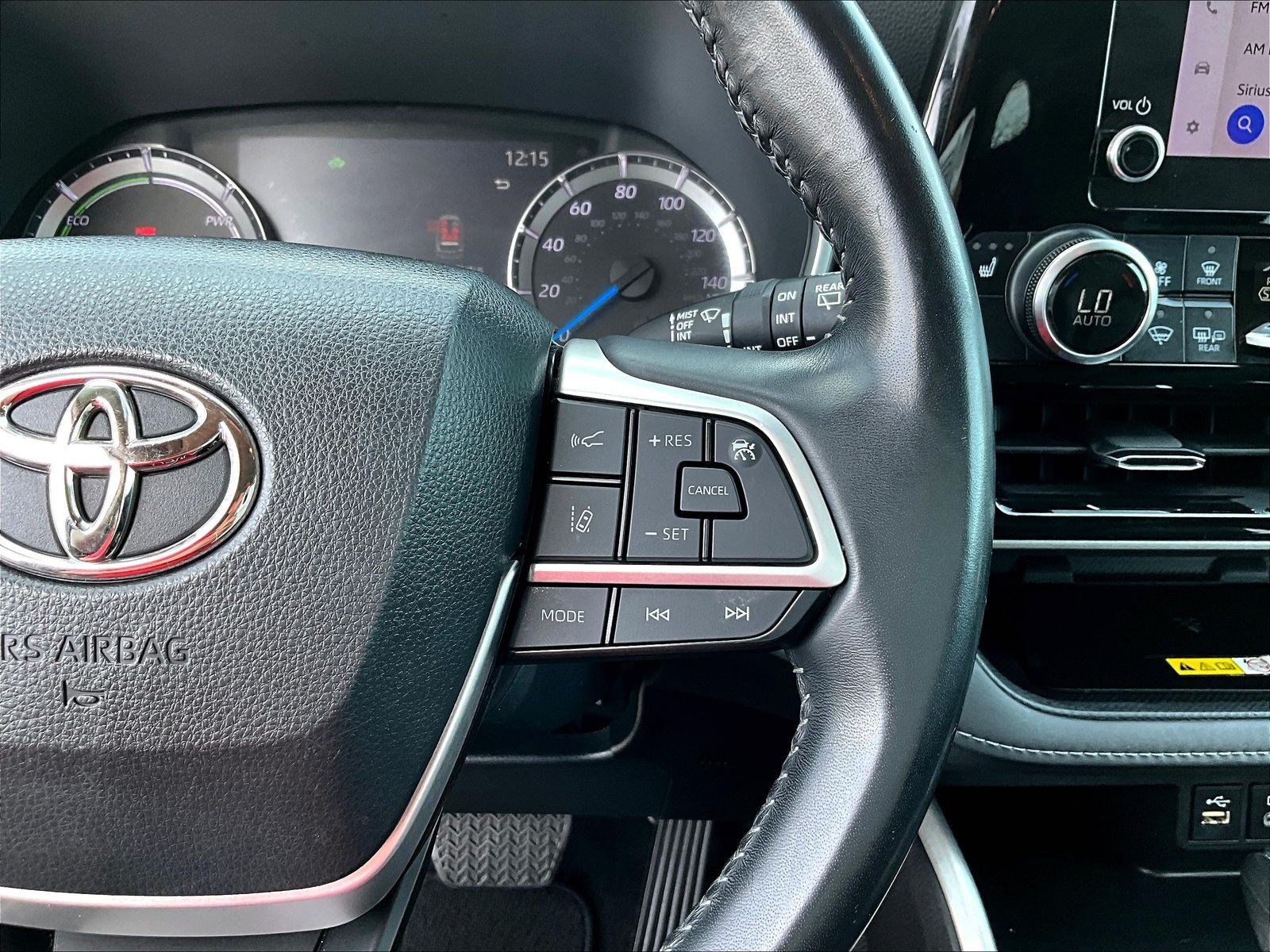 Used 2023 Toyota Highlander XLE AWD/4WD image 12