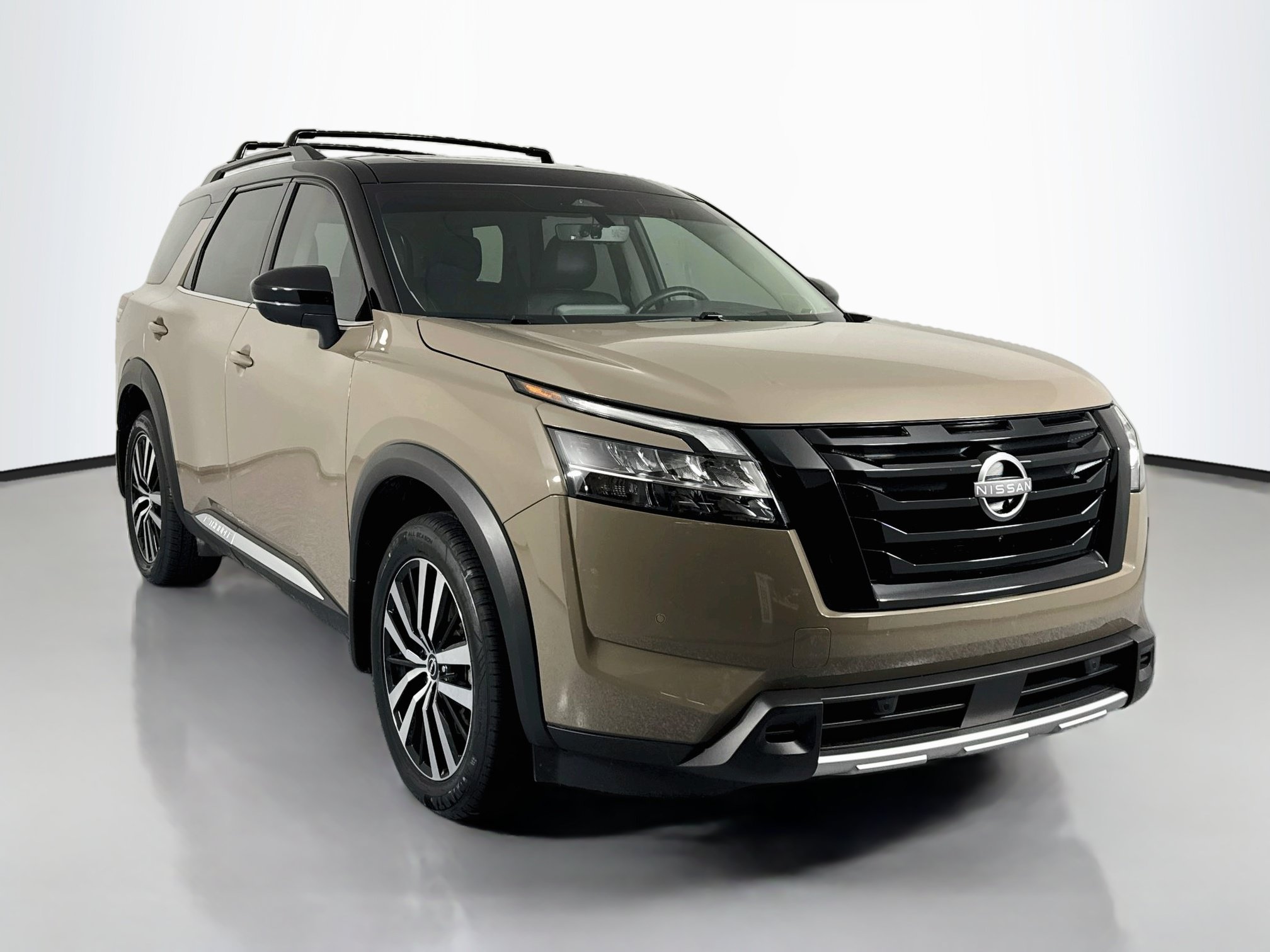 Used 2024 Nissan Pathfinder Platinum w/ Black Appearance Package AWD/4WD image 3