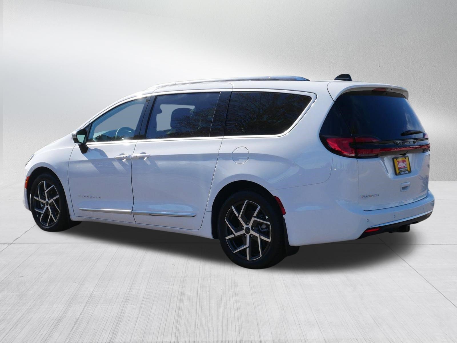 New 2027 Chrysler Pacifica Pinnacle w/ Theater Group FWD image 5