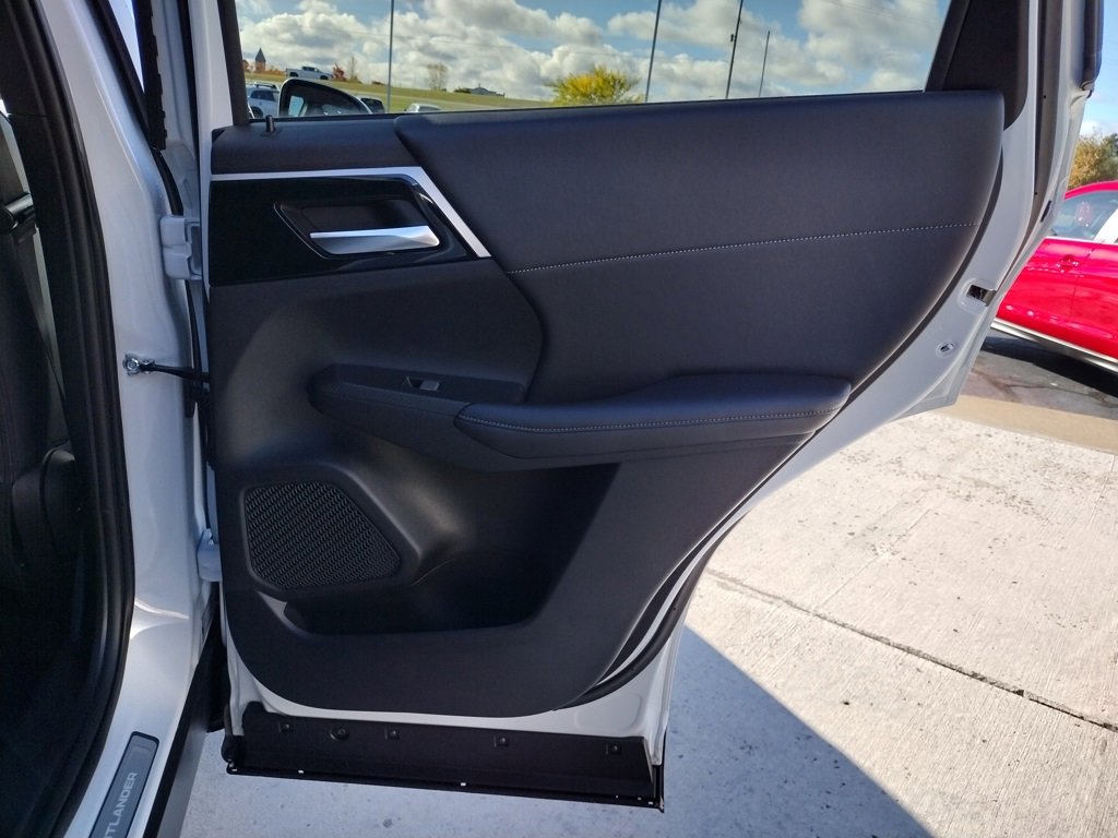 New 2025 Mitsubishi Outlander SE image 33