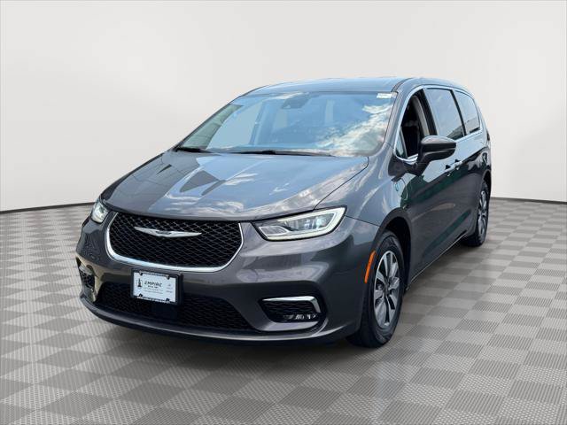 Used 2022 Chrysler Pacifica Touring-L FWD image 3