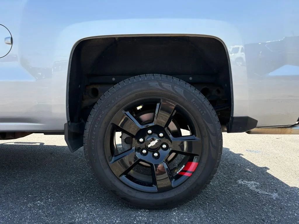 Used 2017 Chevrolet Silverado 1500 LT w/ Redline Edition AWD/4WD image 27