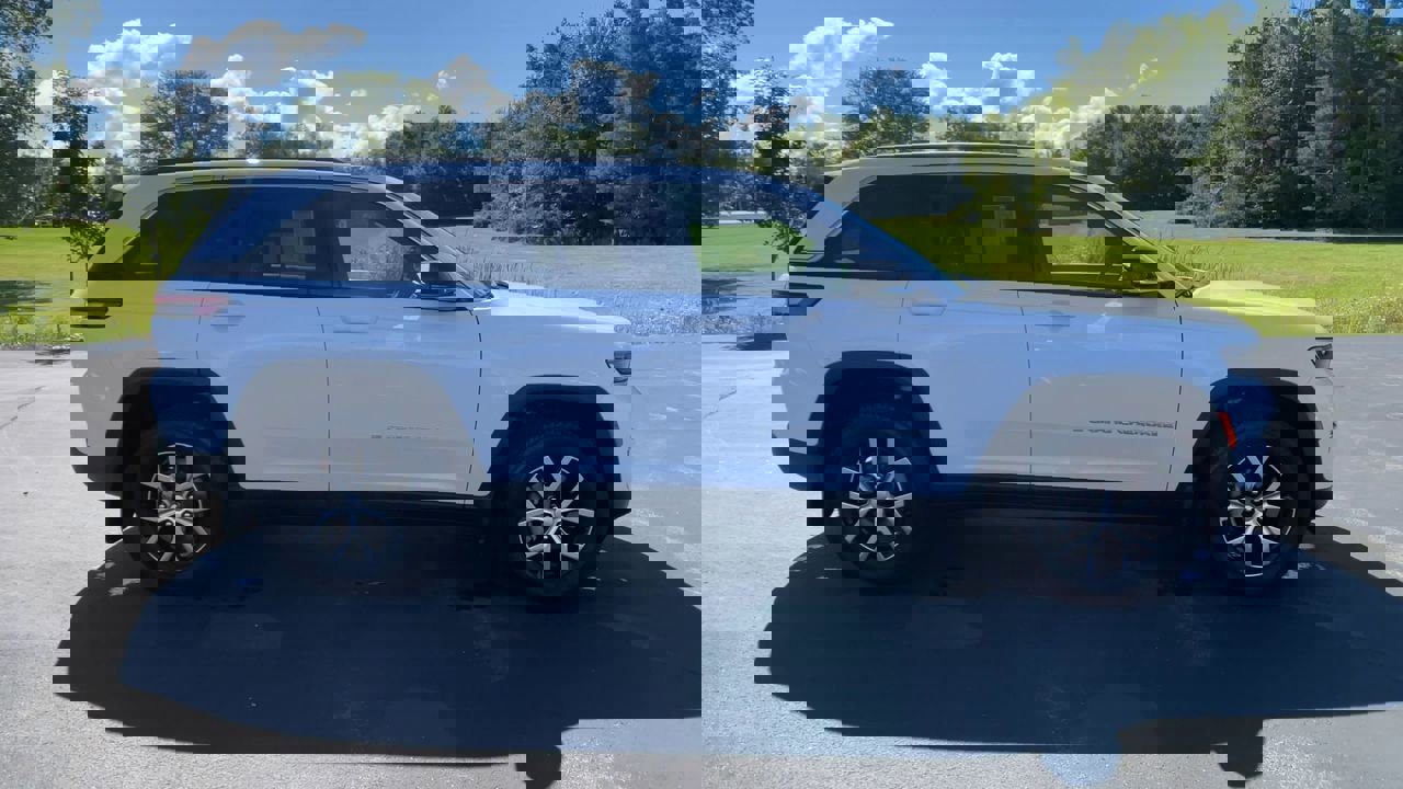 Used 2024 Jeep Grand Cherokee Limited w/ Trailer Tow Package image 10