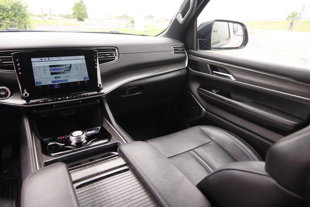 Used 2023 Jeep Wagoneer L Series II AWD/4WD image 31