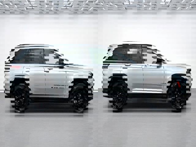 Used 2024 Jeep Grand Cherokee Altitude image 3