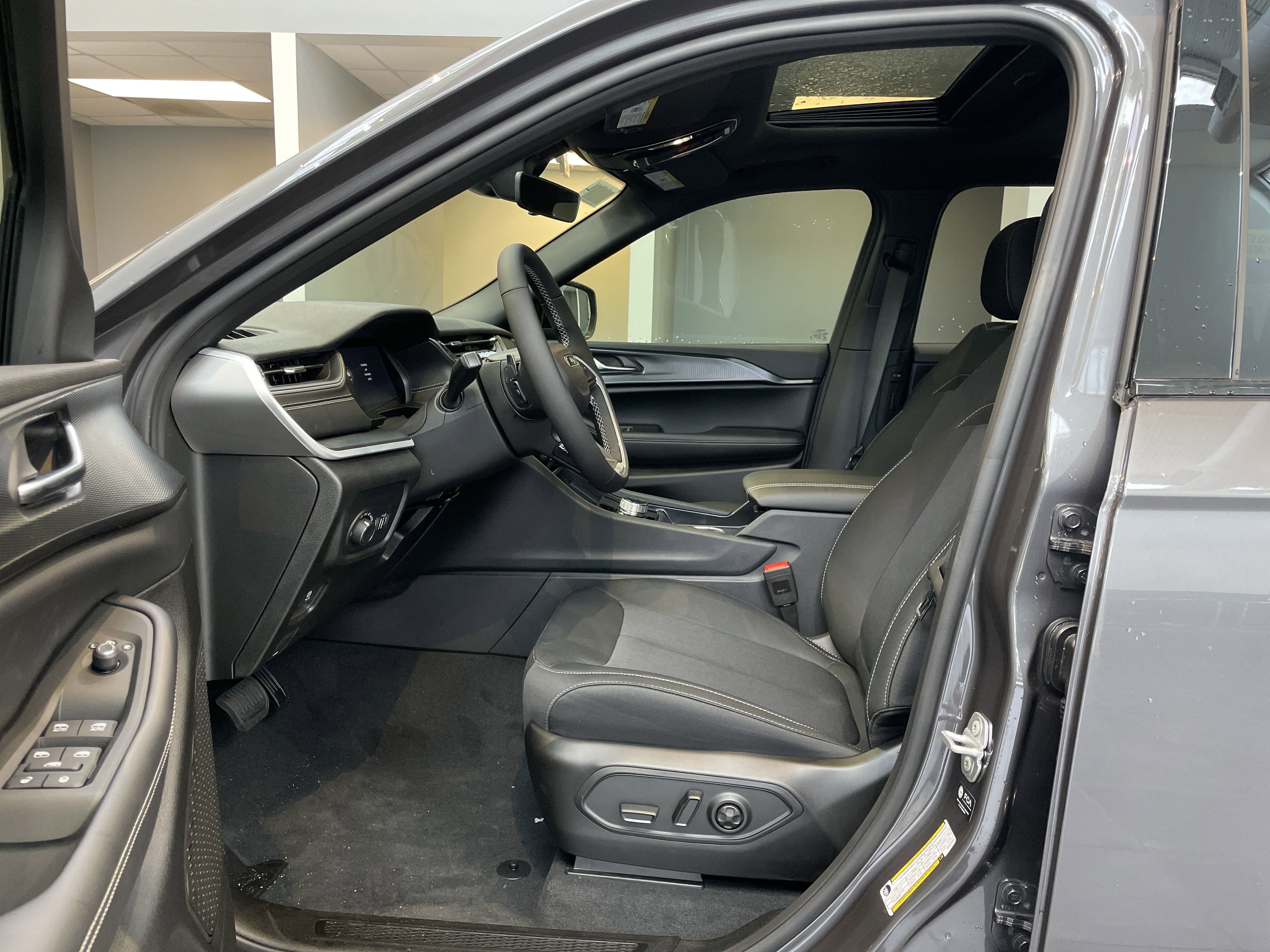 Certified 2025 Jeep Grand Cherokee L Laredo w/ Luxury Tech Group I RWD image 15