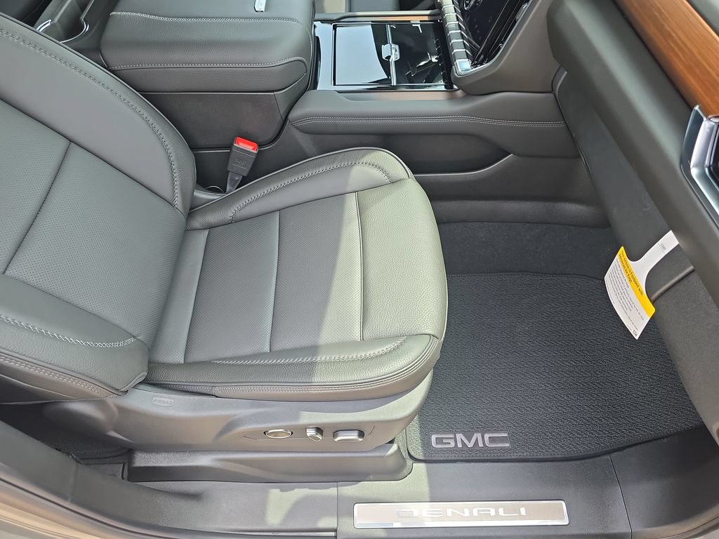 New 2026 GMC Yukon Denali w/ Denali Reserve Package AWD/4WD image 10