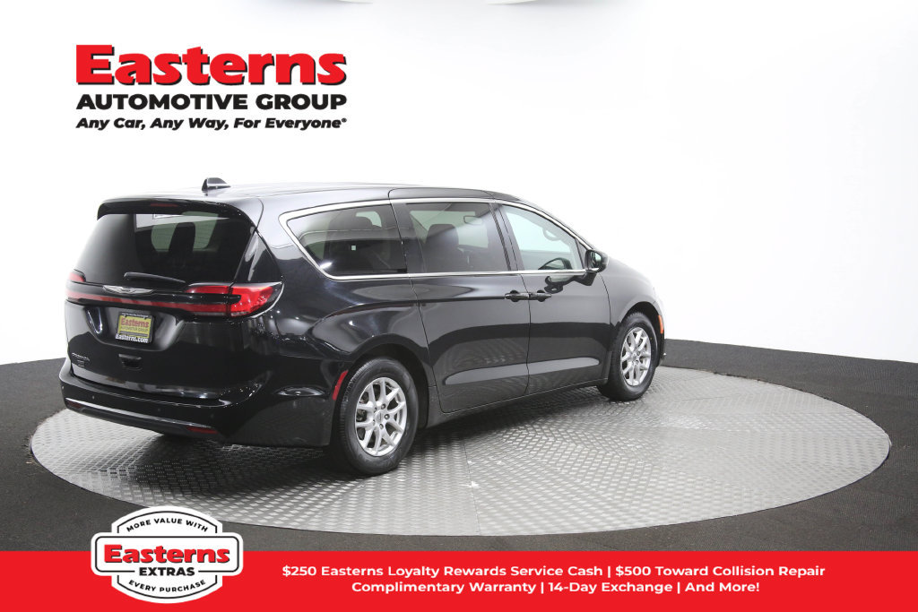 Used 2023 Chrysler Pacifica Touring-L FWD image 43
