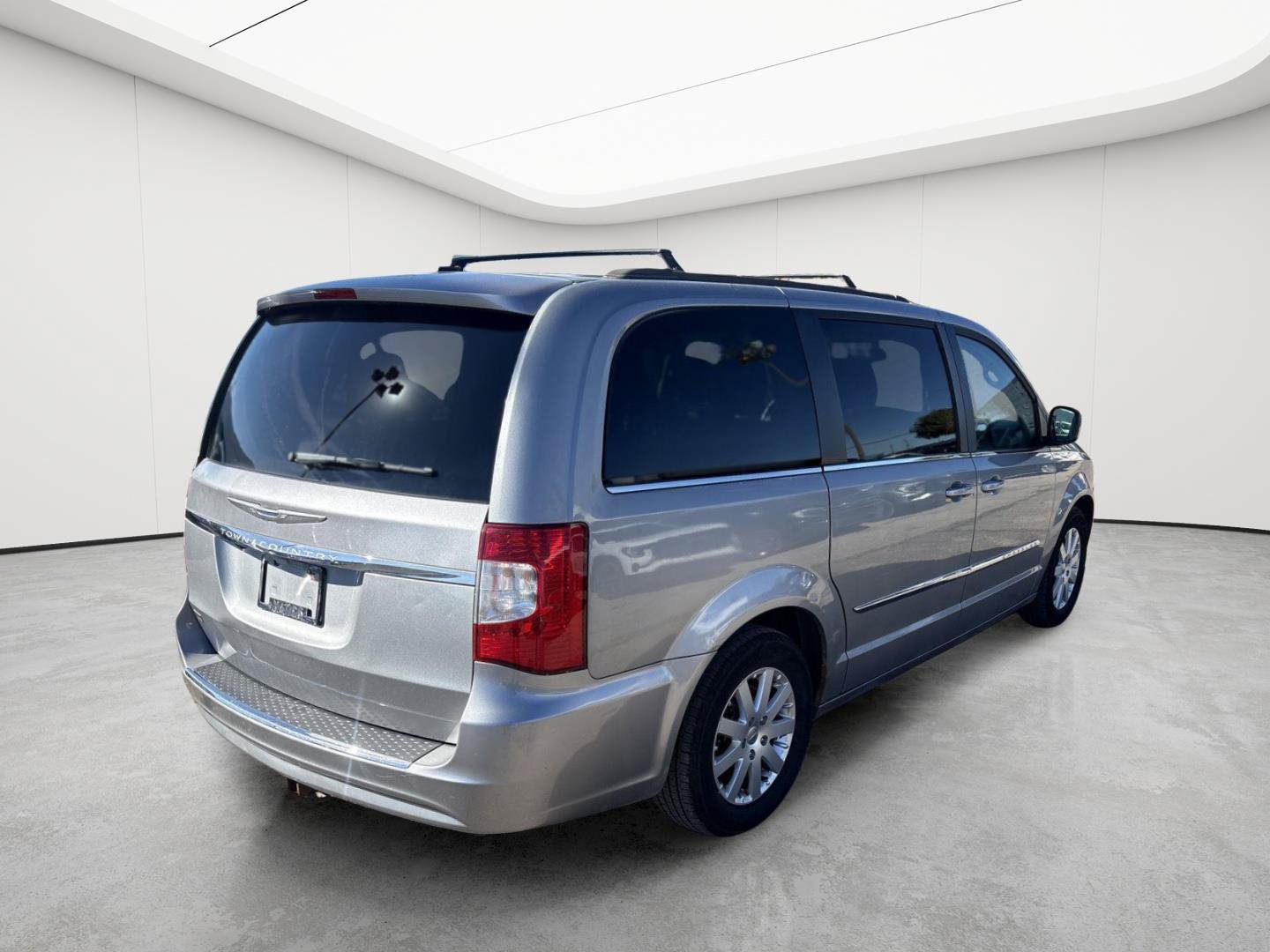 Used 2015 Chrysler Town & Country Touring FWD image 5