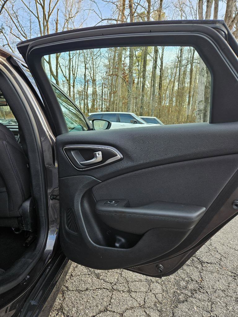 Used 2015 Chrysler 200 Limited image 27