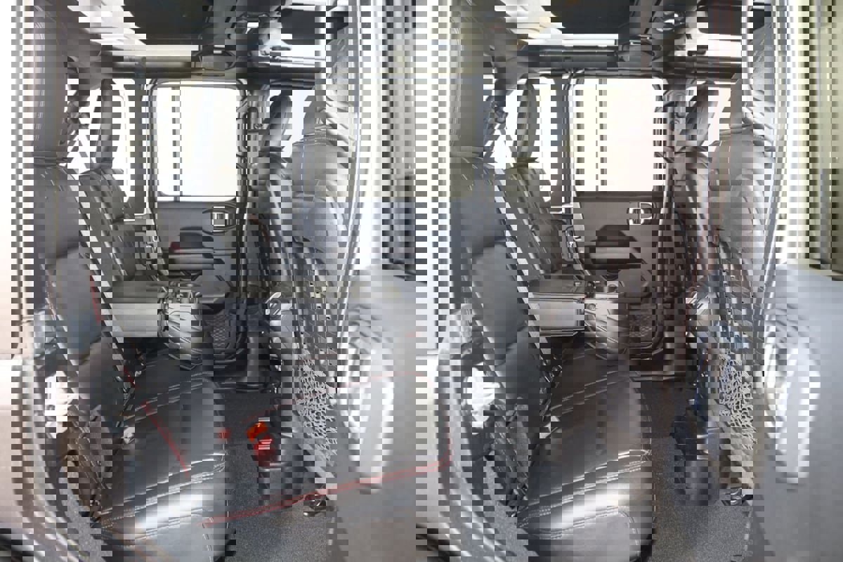 Used 2018 Jeep Wrangler Unlimited Rubicon w/ Dual Top Group AWD/4WD image 15