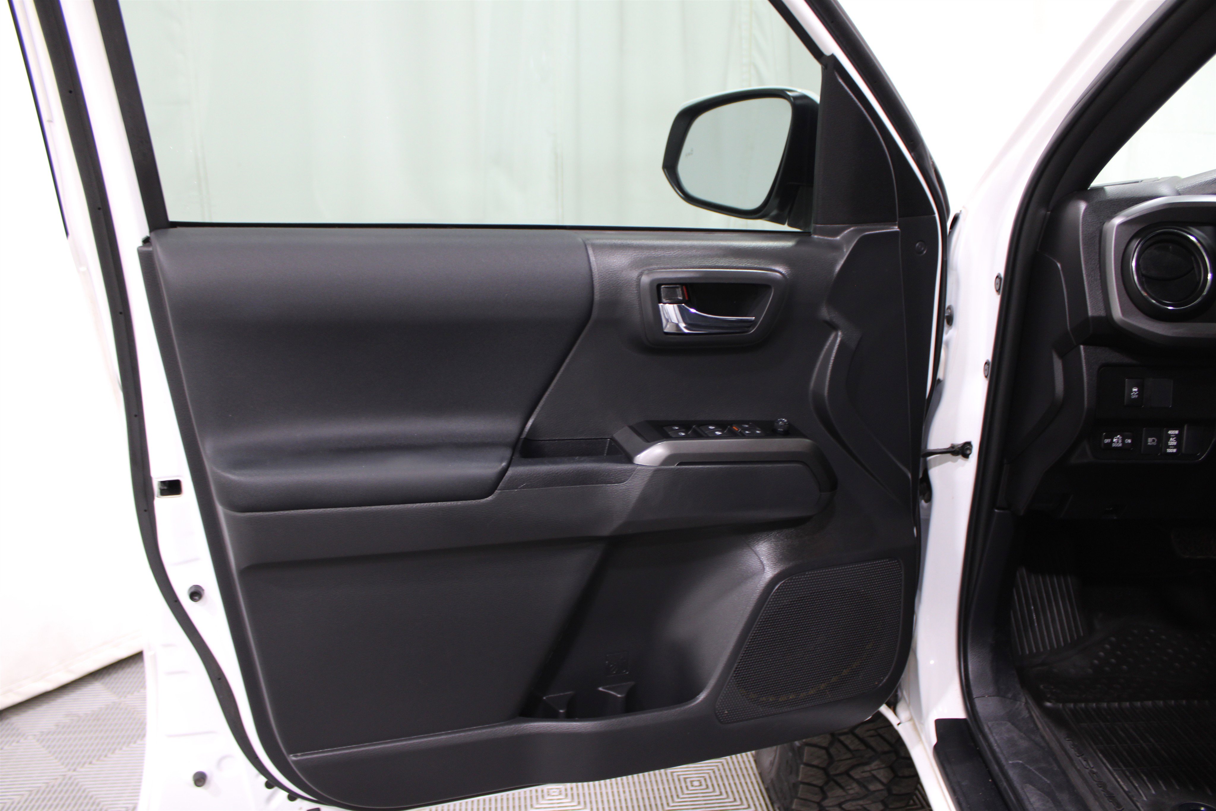 Used 2023 Toyota Tacoma TRD Off-Road w/ Technology Package image 5