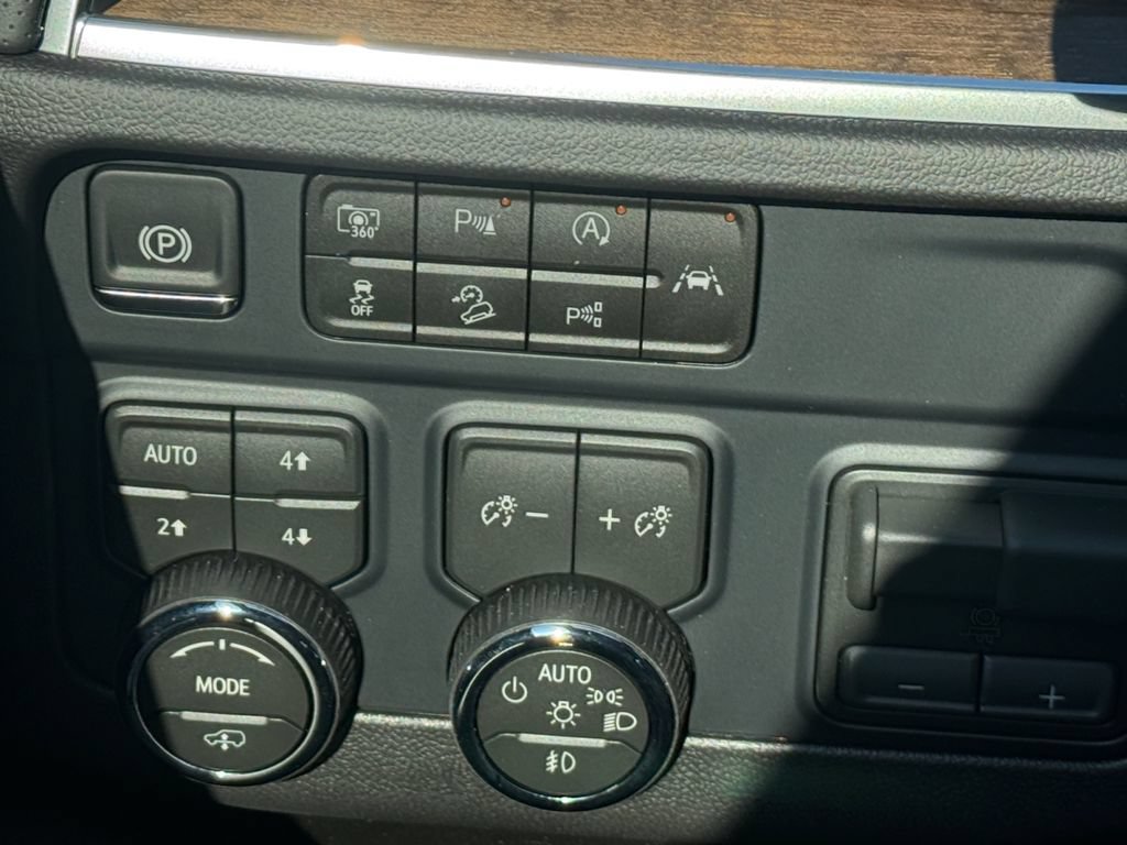 New 2026 Chevrolet Suburban High Country AWD/4WD image 23