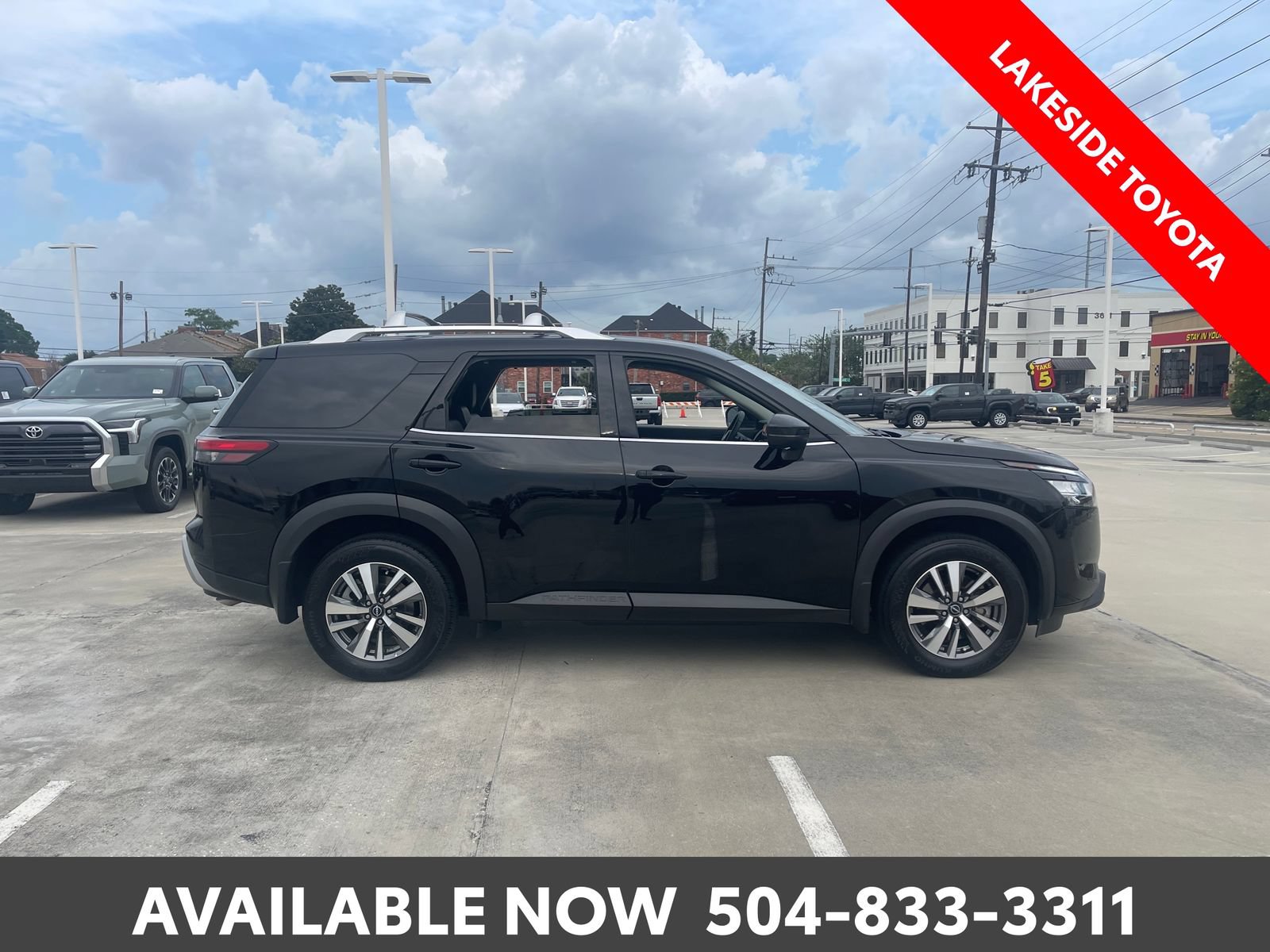 Used 2024 Nissan Pathfinder SL FWD image 6