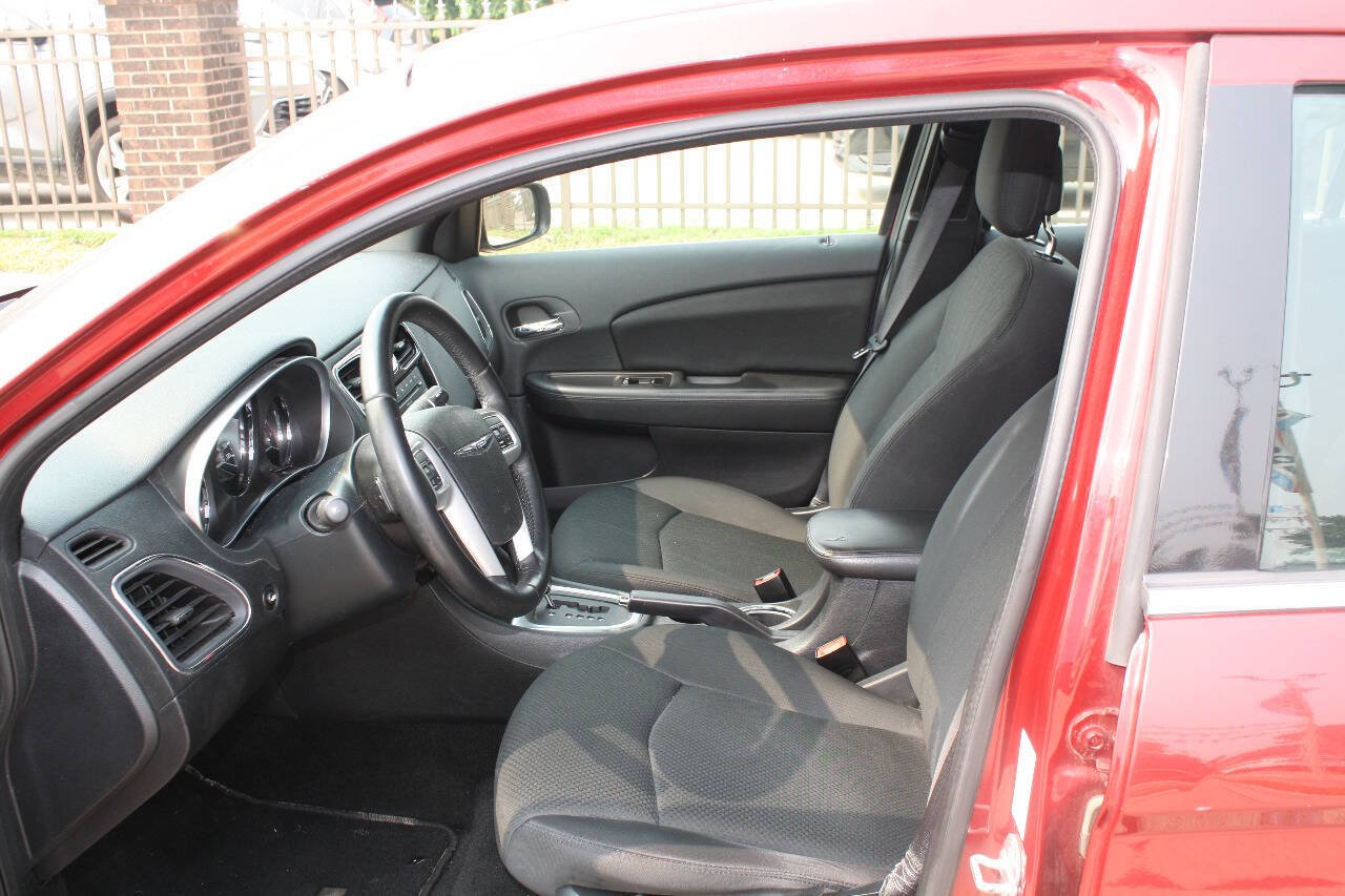Used 2011 Chrysler 200 Touring FWD image 6