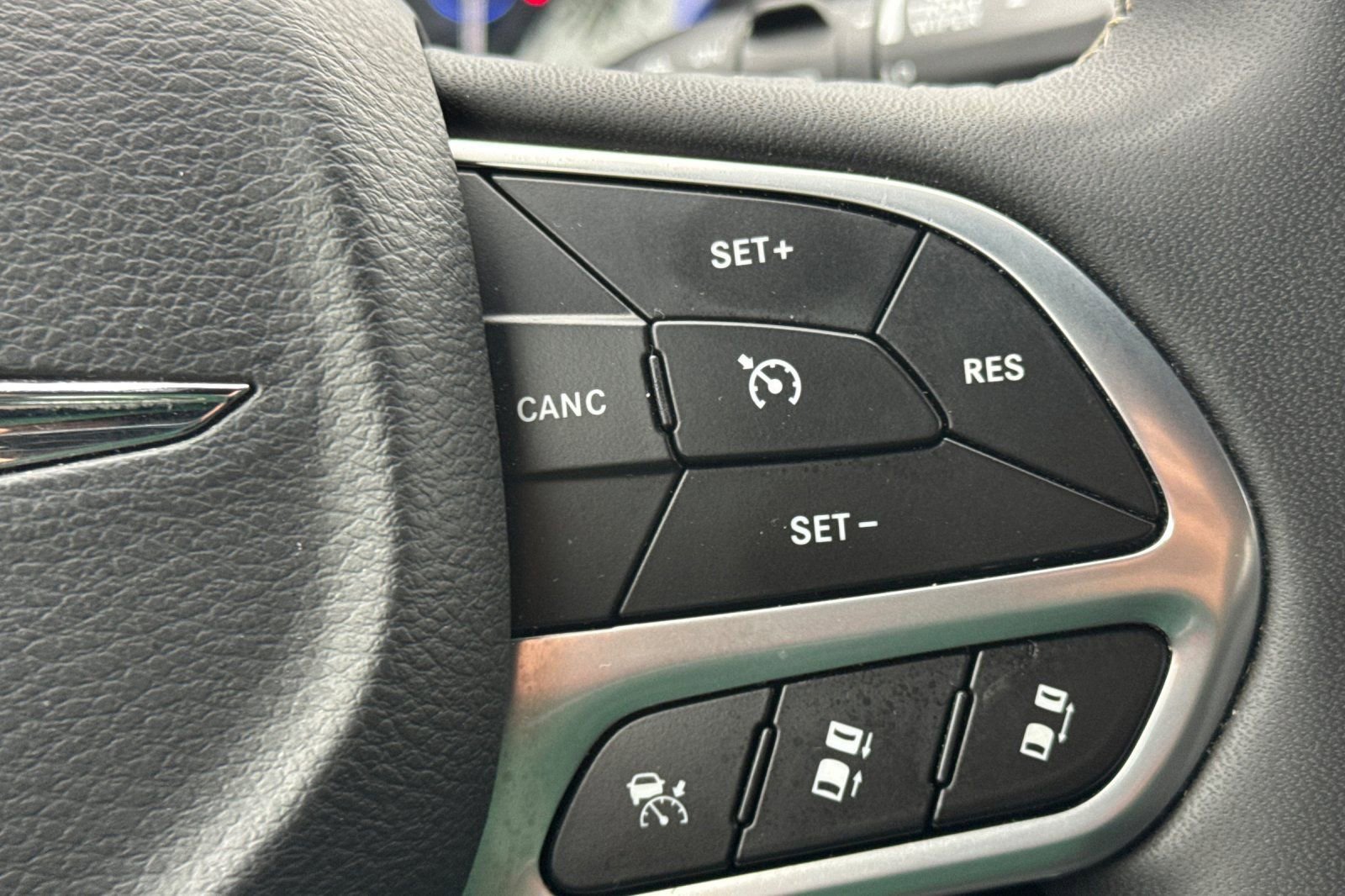 Used 2025 Chrysler Pacifica Select image 28