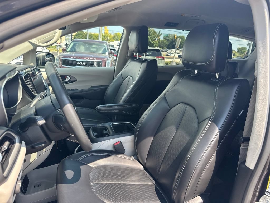 Used 2023 Chrysler Pacifica Touring-L FWD image 12