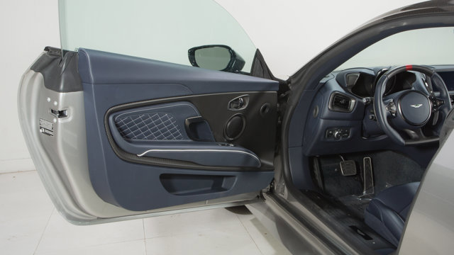 Used 2023 Aston Martin DBS Coupe image 32