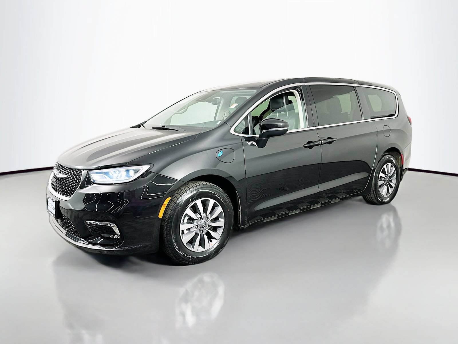 Used 2023 Chrysler Pacifica Touring-L FWD image 4