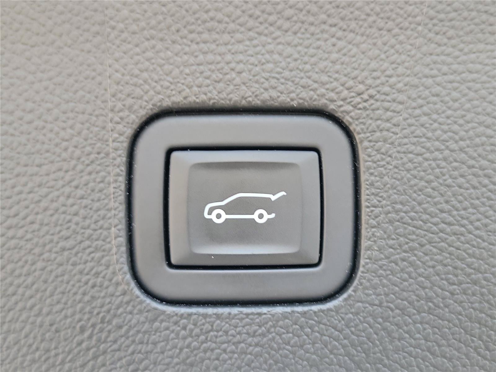 Used 2023 Buick Enclave Essence w/ Experience Buick Package FWD image 9