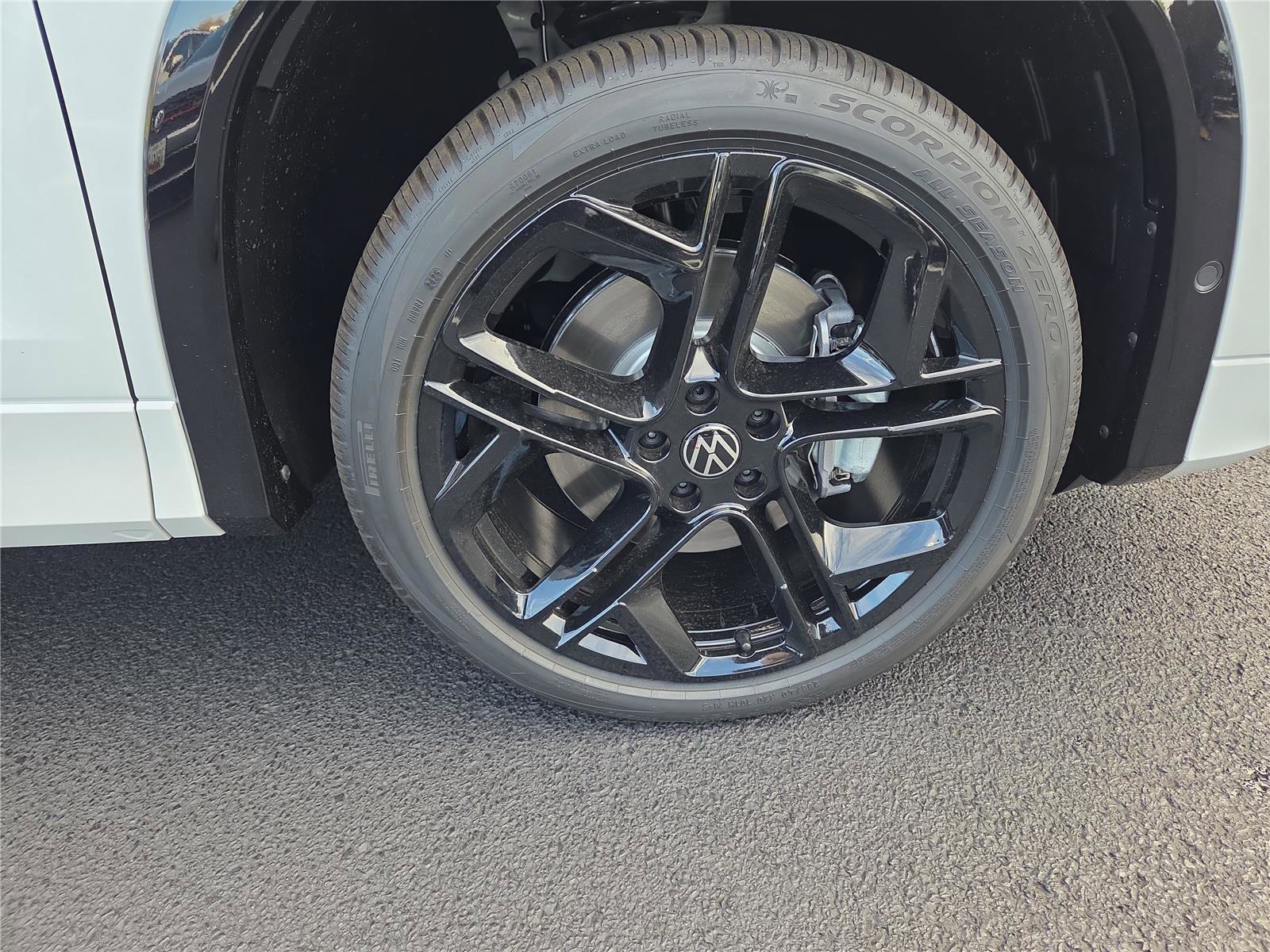 New 2025 Volkswagen Tiguan SE R-Line image 33