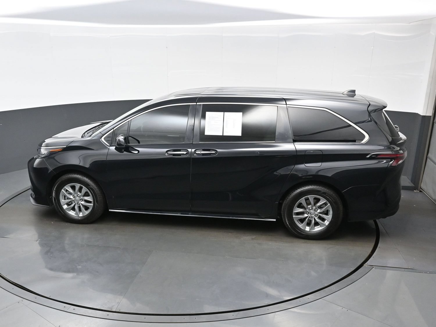 Used 2022 Toyota Sienna XLE FWD image 39