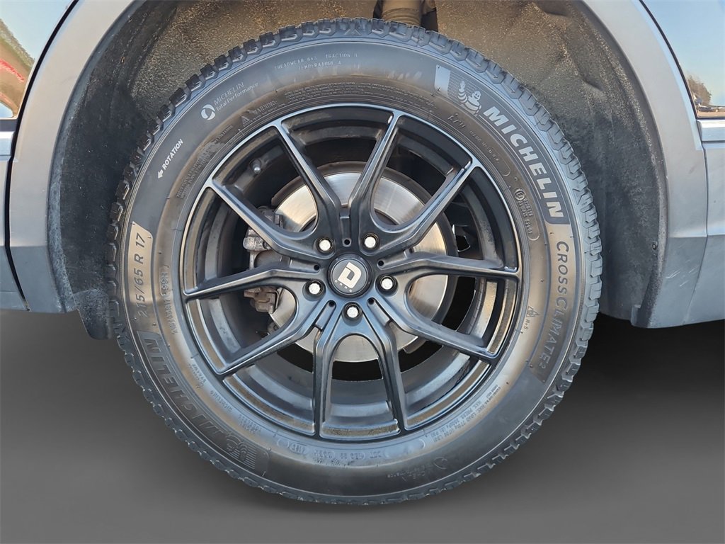 Used 2018 Volkswagen Tiguan SE w/ Panoramic Sunroof Package image 8