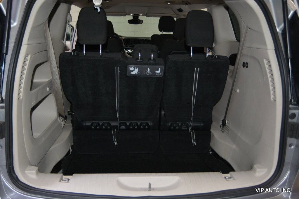 Used 2017 Chrysler Pacifica Touring image 37