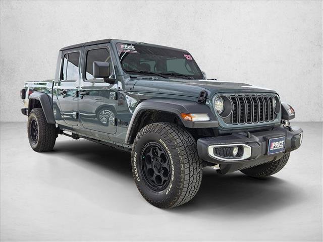 Used 2025 Jeep Gladiator Sport AWD/4WD image 3