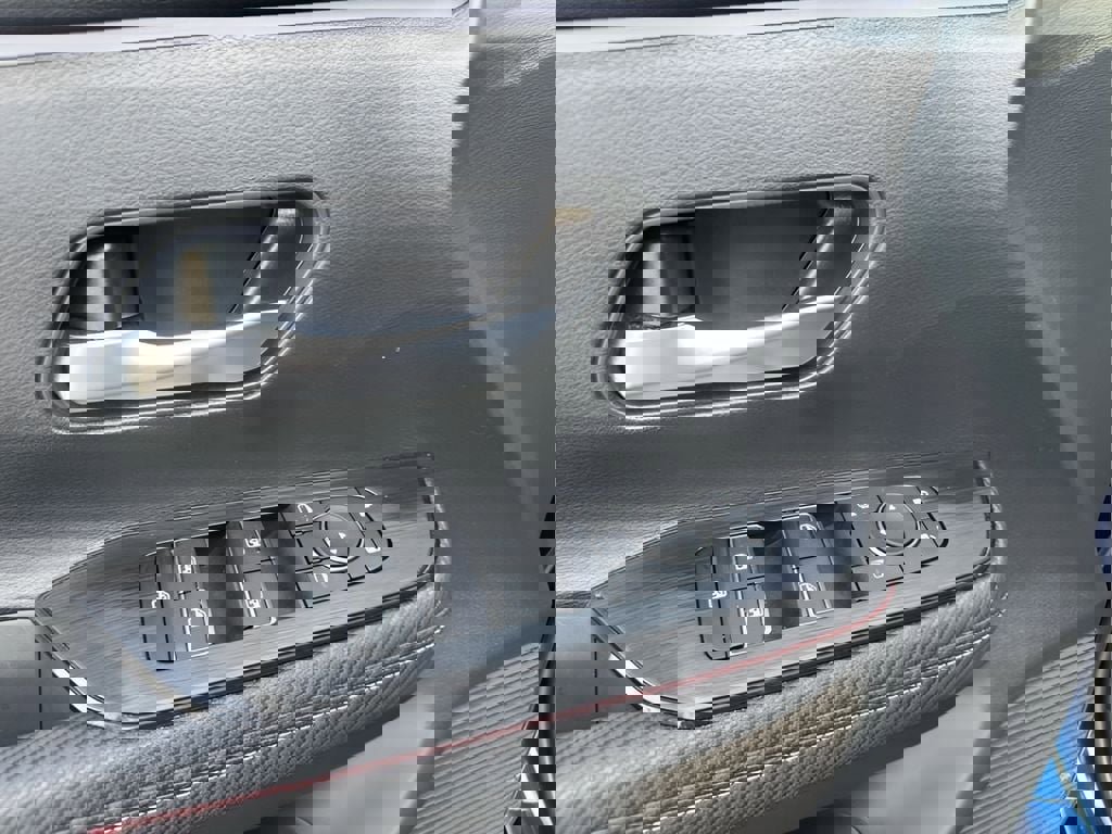 Used 2025 Nissan Kicks SR image 18