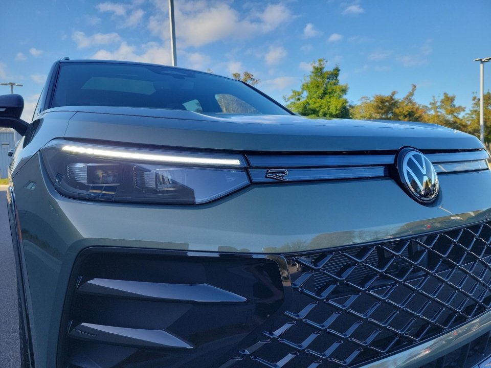 New 2026 Volkswagen Tiguan SE R-Line FWD image 24