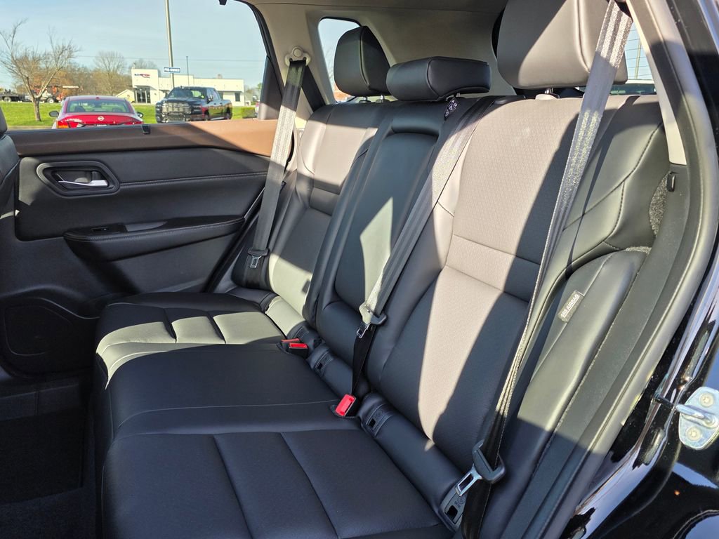 Used 2023 Nissan Rogue SV w/ SV Premium Package image 32