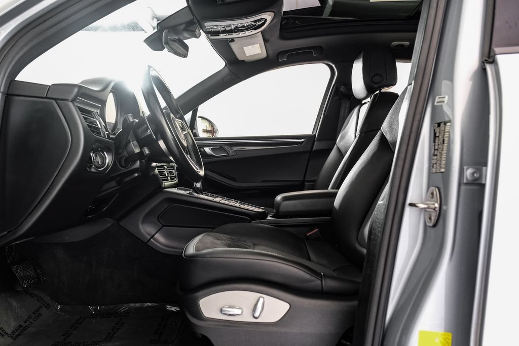 Used 2019 Porsche Macan w/ Premium Package AWD/4WD image 4