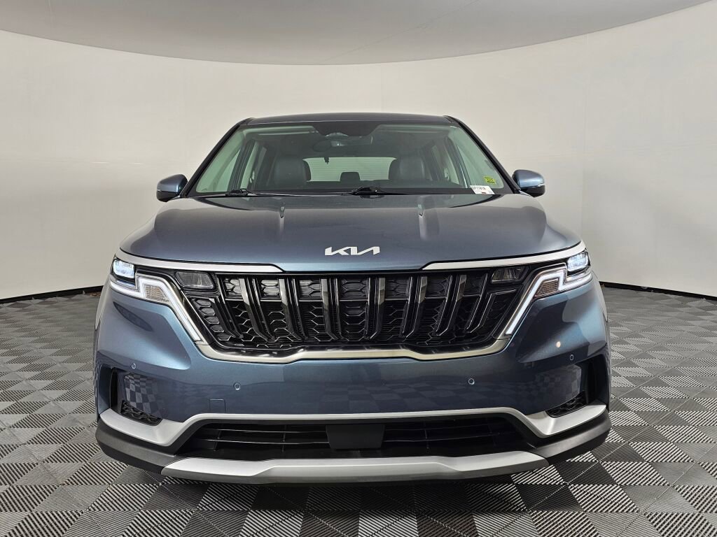 Used 2024 Kia Carnival EX image 8