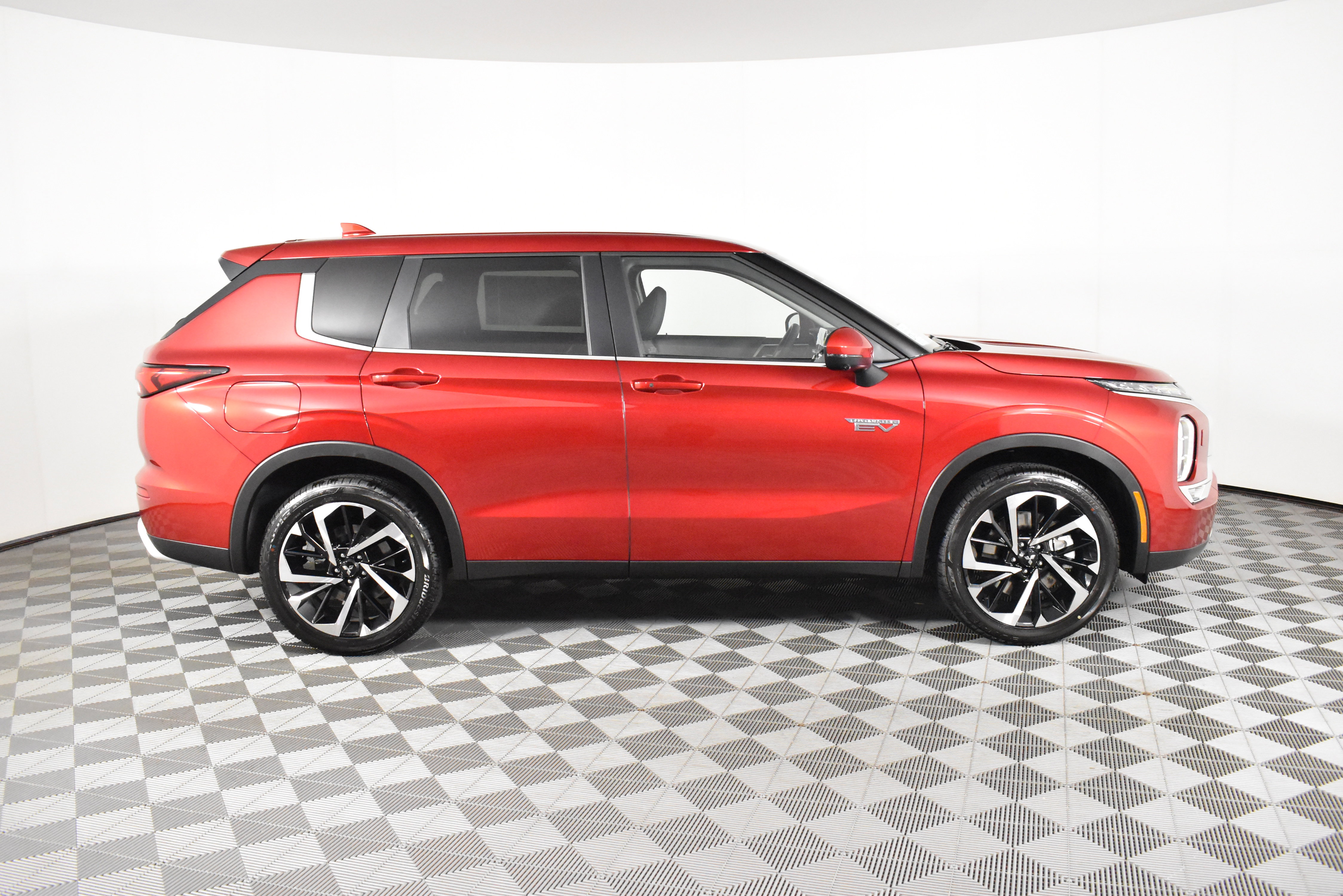 Used 2025 Mitsubishi Outlander SE image 5