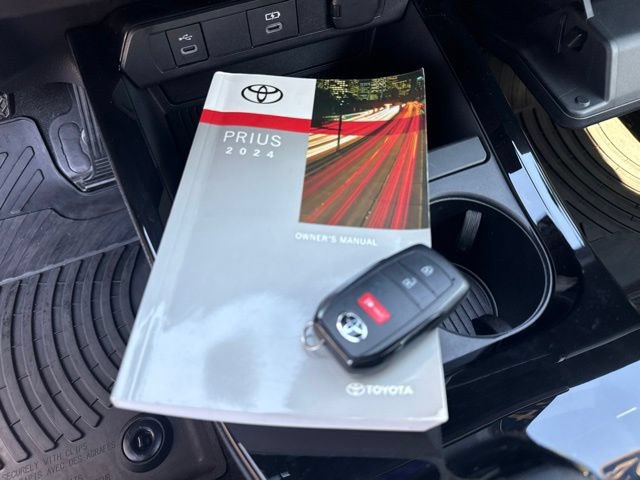 Used 2024 Toyota Prius LE FWD image 39