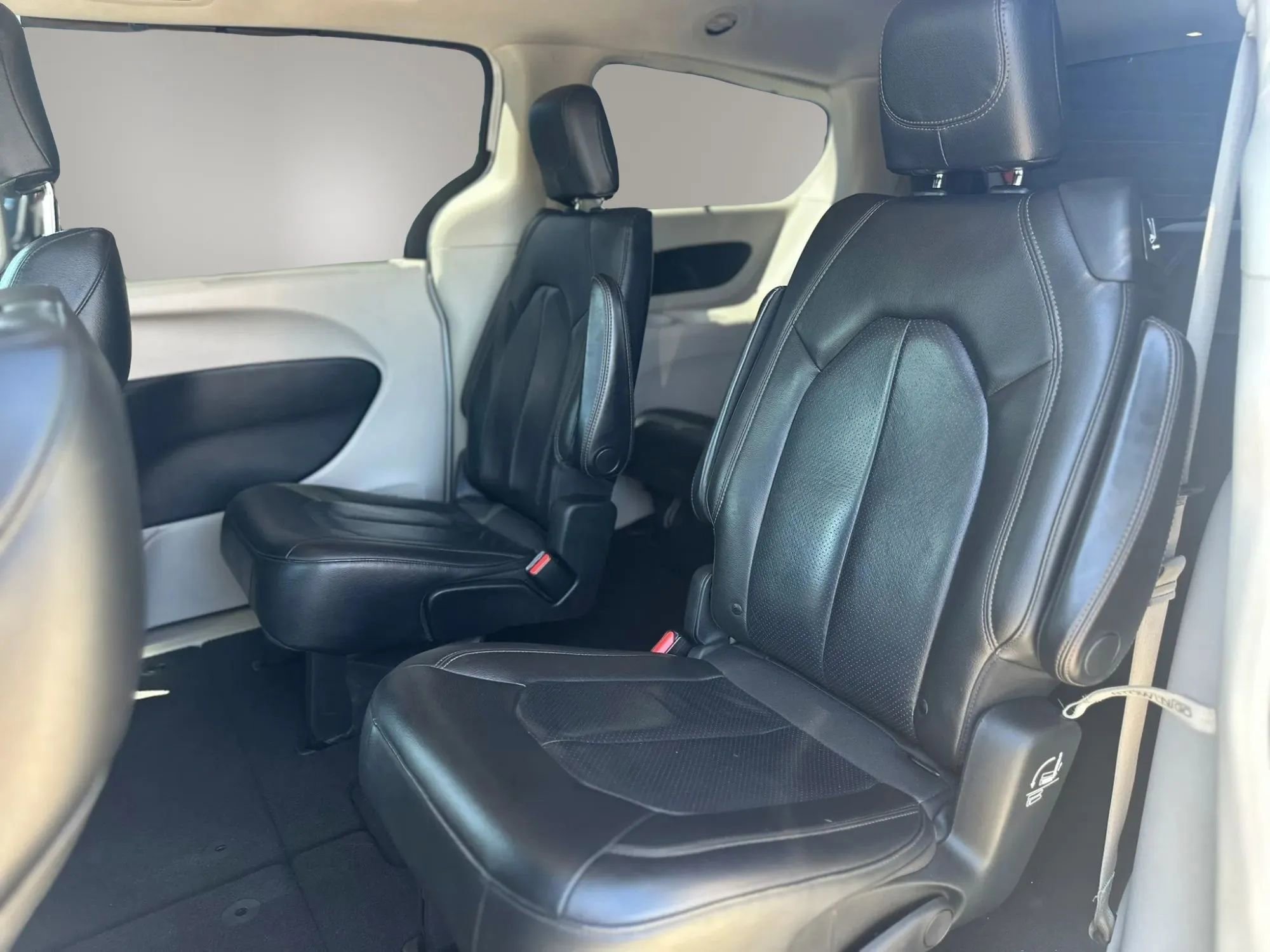 Used 2020 Chrysler Pacifica Touring-L FWD image 14